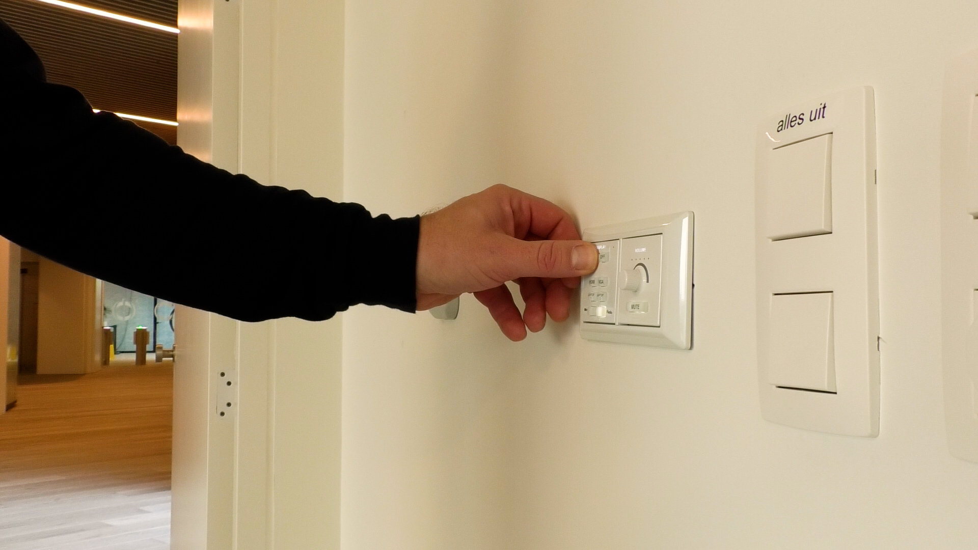 Eenvoudige bediening voor perojector of beamer in vergaderzaal