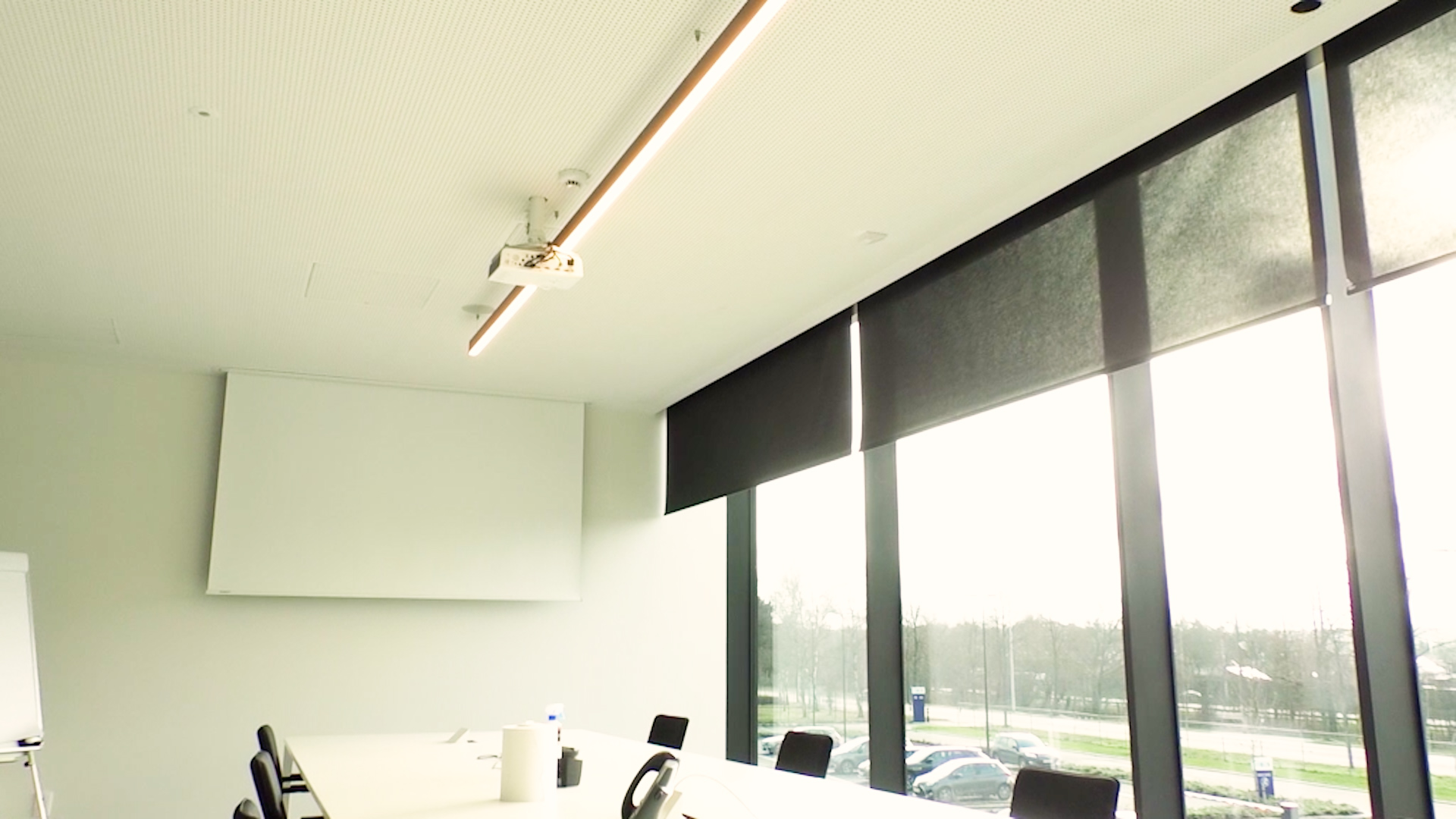Automatisatie vergaderzaal met beamer, projector, scherm, zonwering